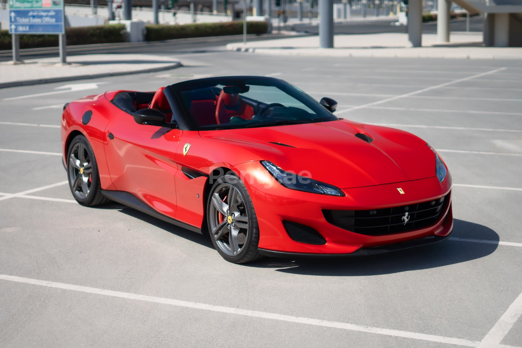 أحمر Ferrari Portofino Rosso BLACK ROOF للإيجار في دبي 0