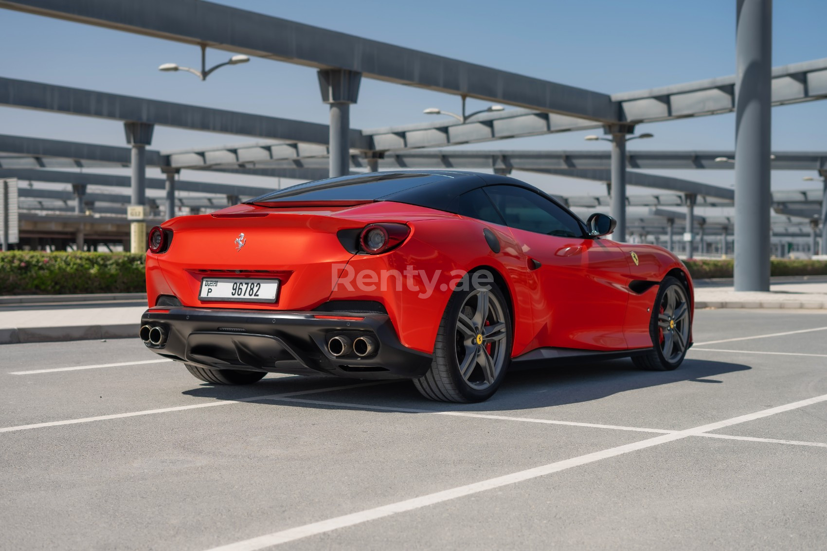 Rot Ferrari Portofino Rosso BLACK ROOF zur Miete in Dubai 2