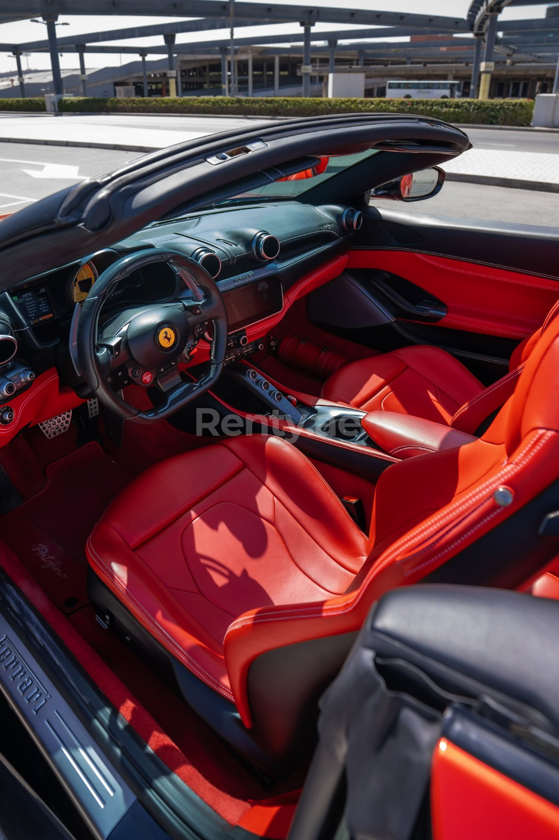 在沙迦租赁红色 Ferrari Portofino Rosso BLACK ROOF 6