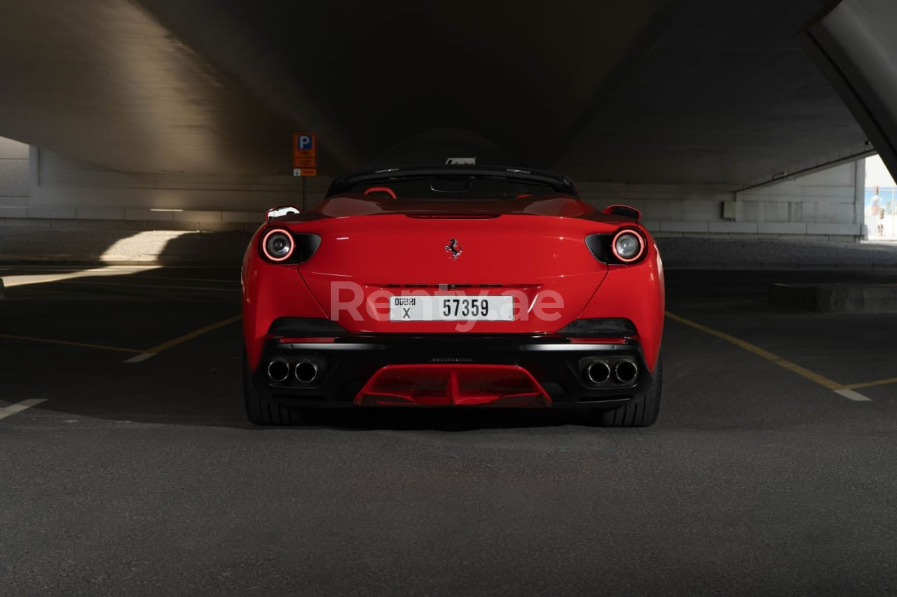 Rouge Ferrari Portofino Rosso RED ROOF en location à Sharjah 1