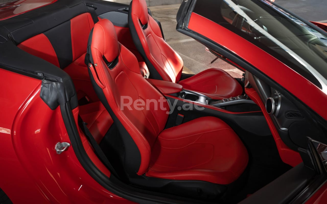 在阿布扎比租赁红色 Ferrari Portofino Rosso RED ROOF 3