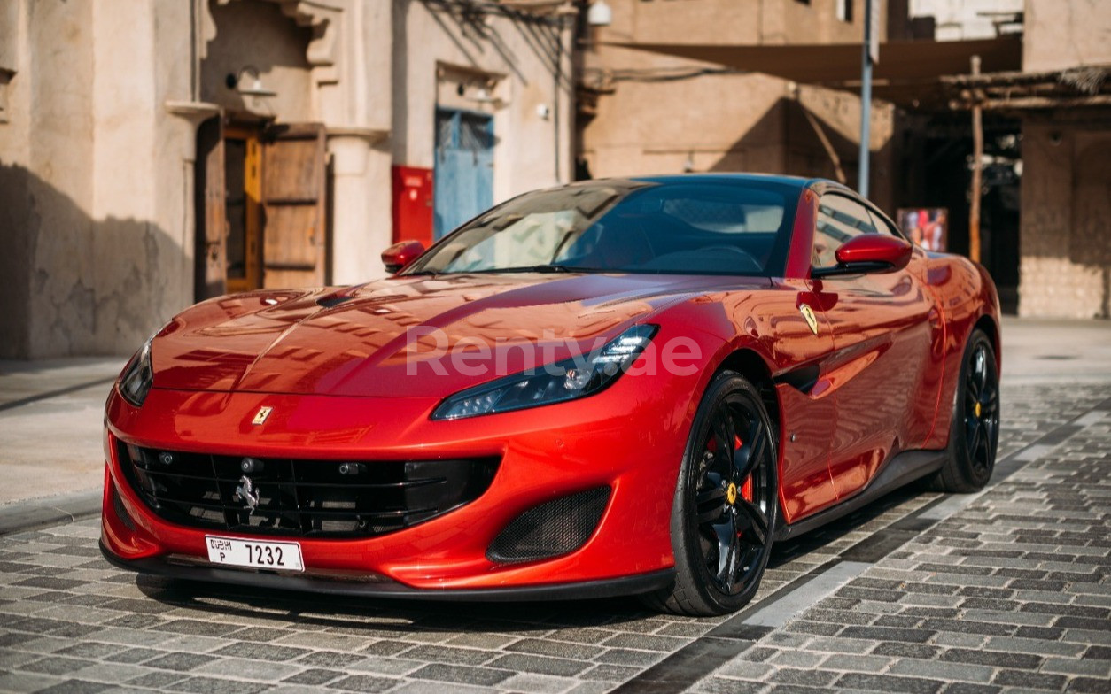 Rouge Ferrari Portofino Rosso en location à Abu-Dhabi