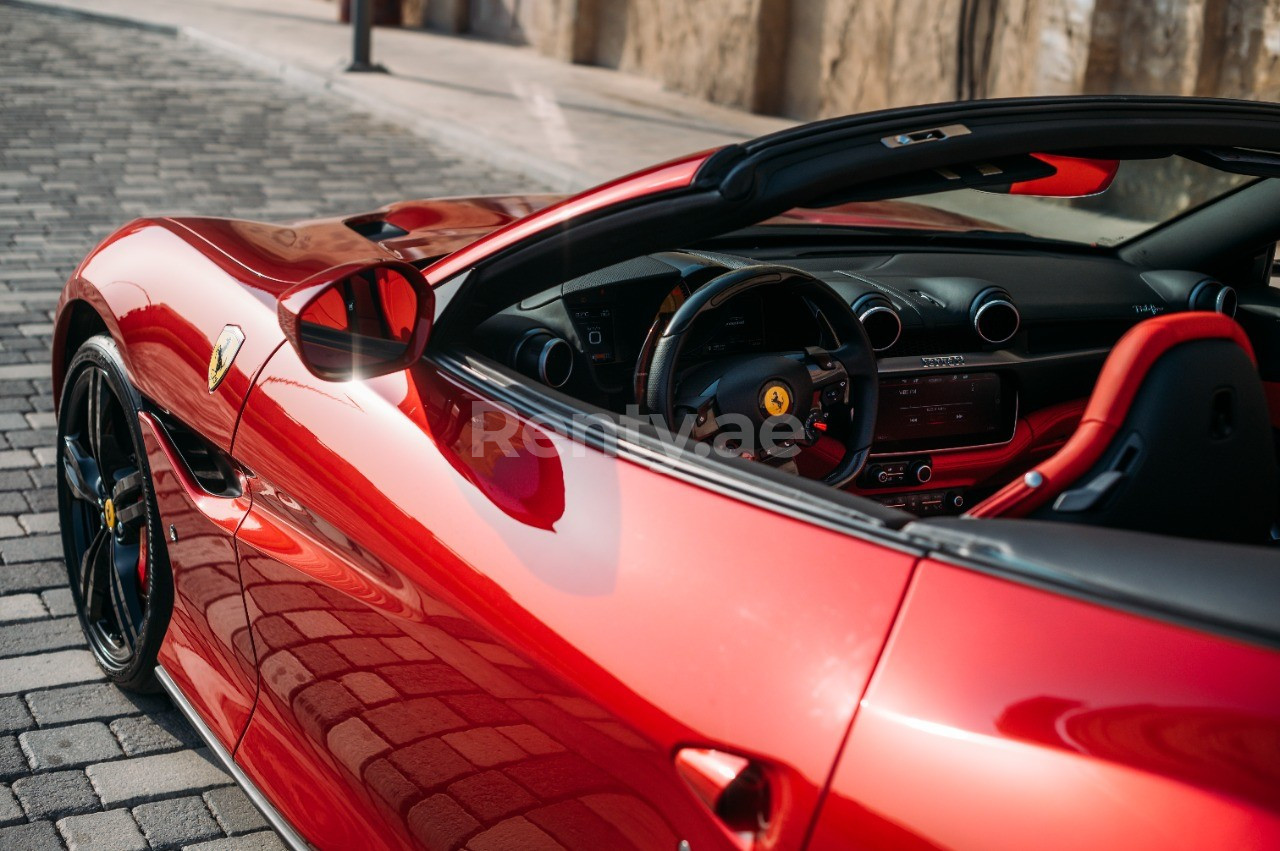 Rosso Ferrari Portofino Rosso in affitto a Sharjah 0