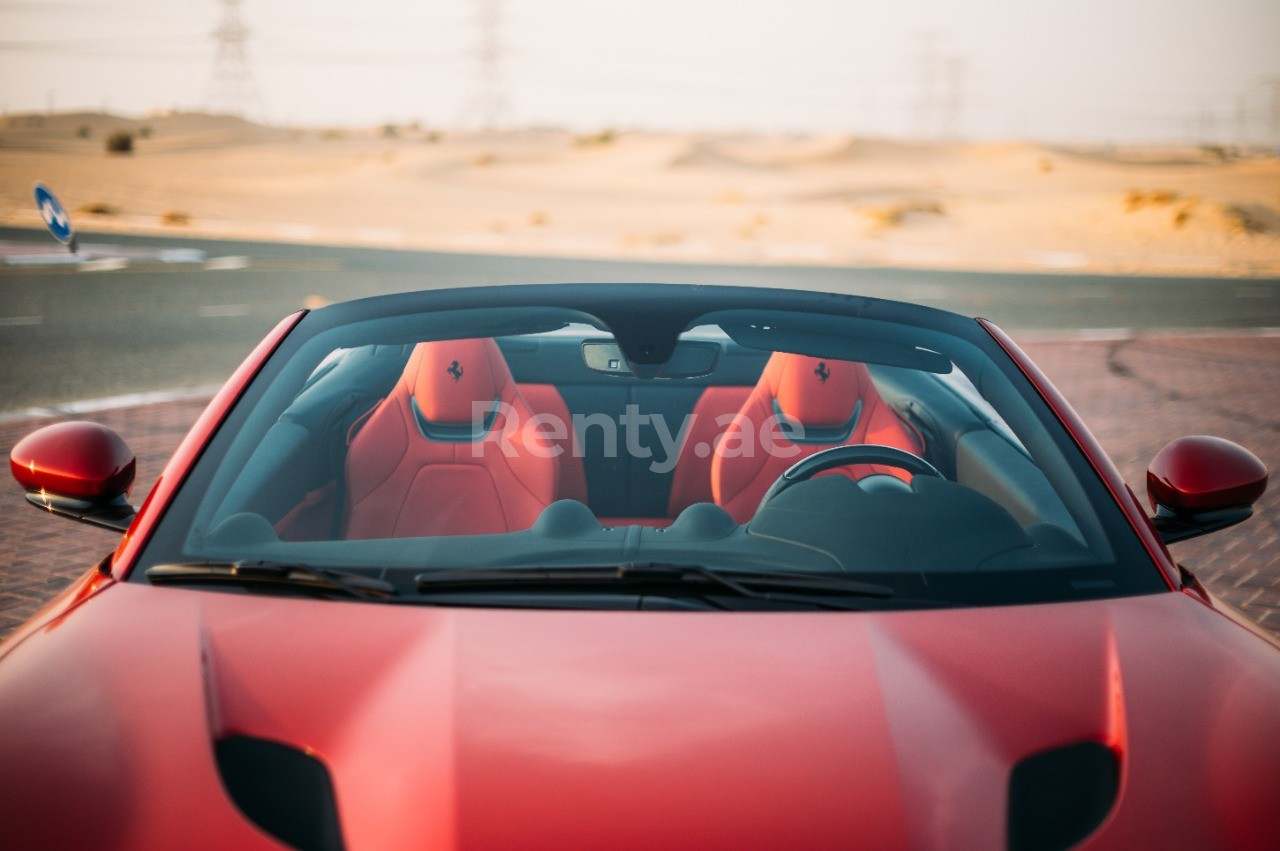 Rot Ferrari Portofino Rosso zur Miete in Sharjah 5