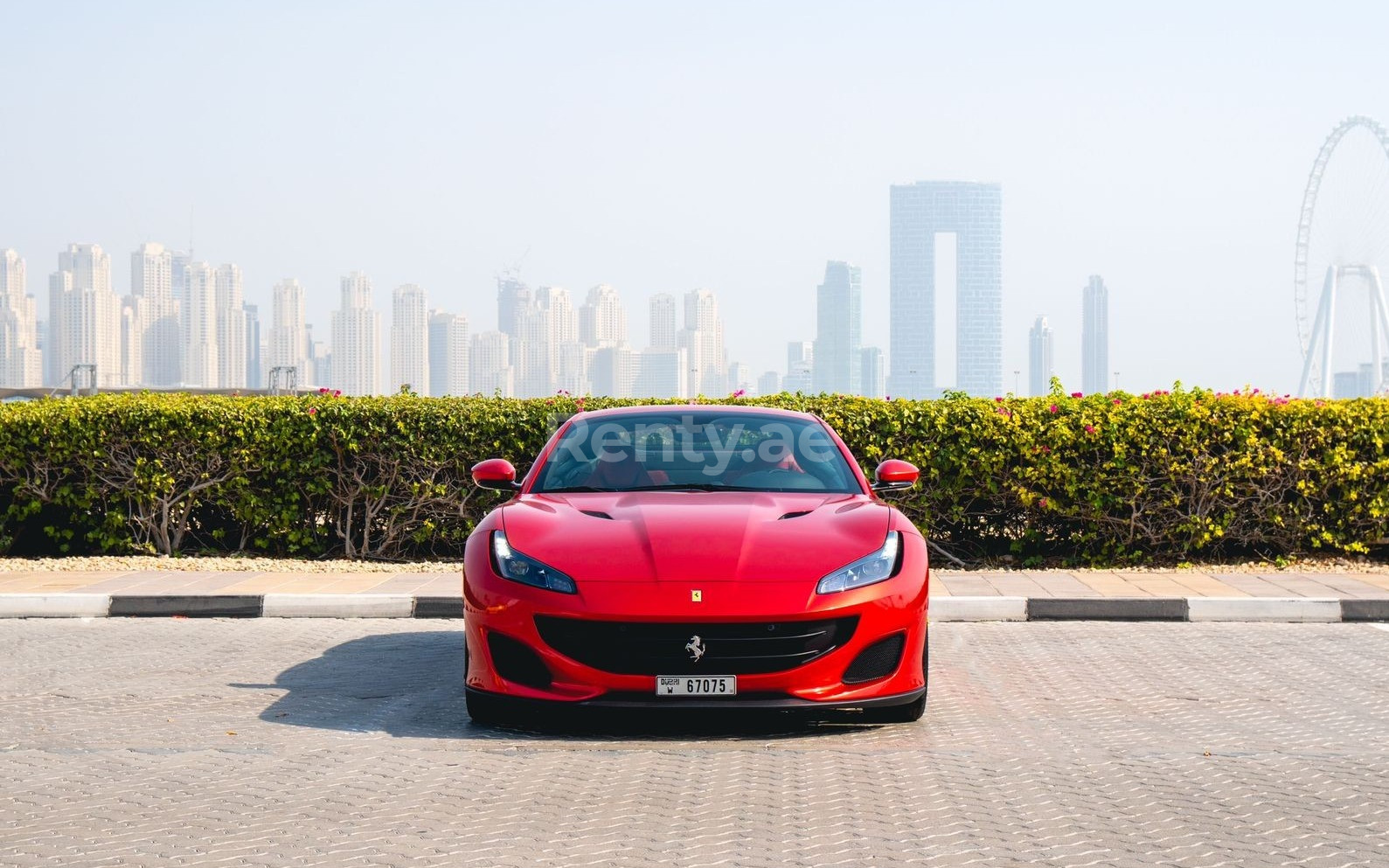 Rouge Ferrari Portofino Rosso en location à Abu-Dhabi