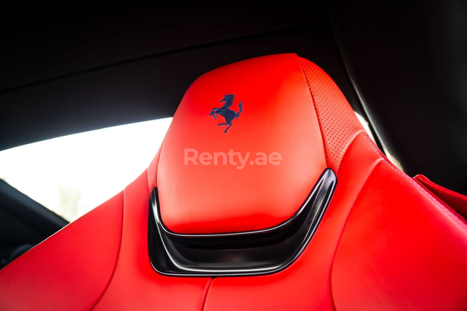 在迪拜租赁红色 Ferrari Portofino Rosso 5