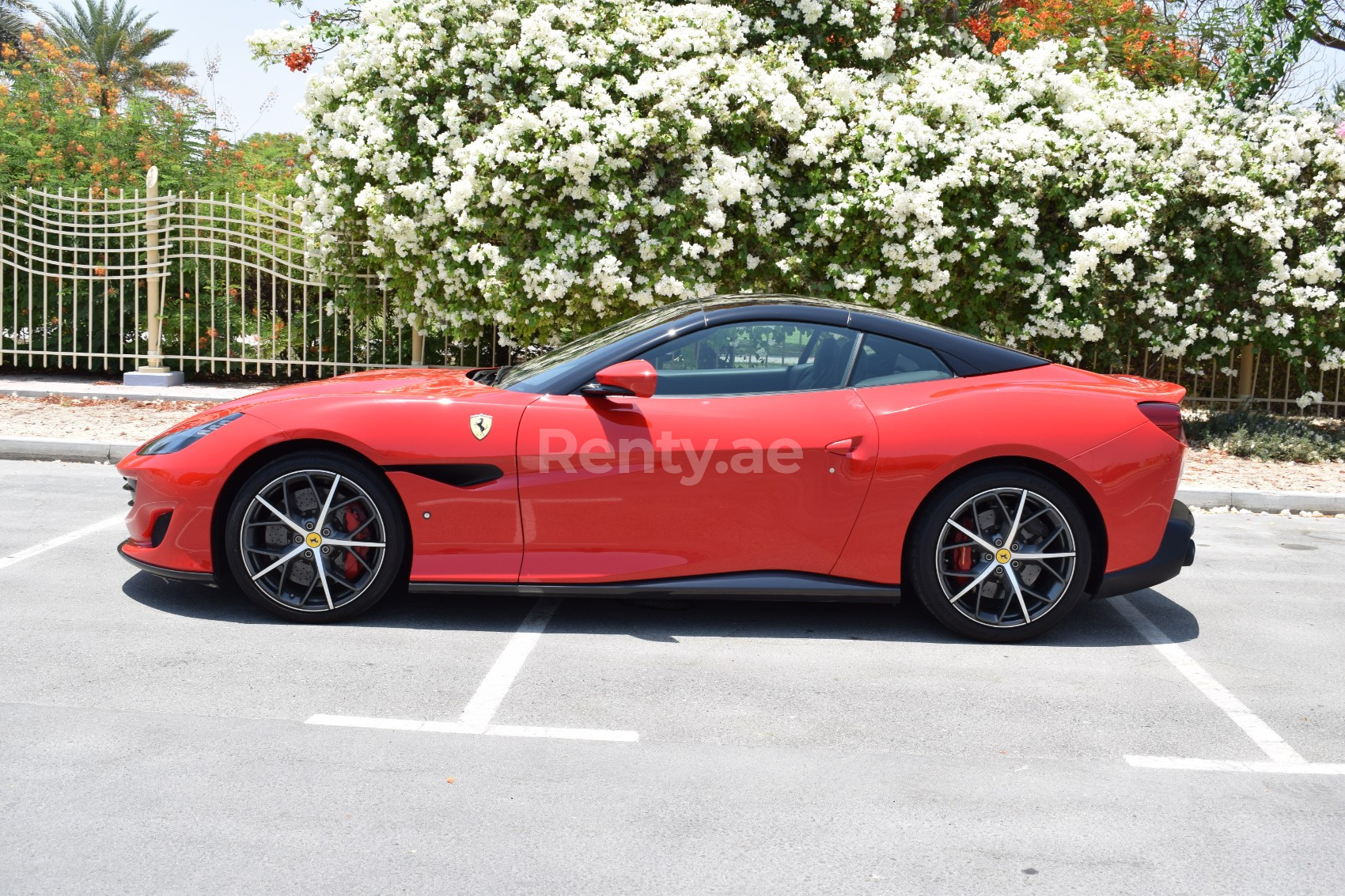 Rosso Ferrari Portofino in affitto a Dubai 0