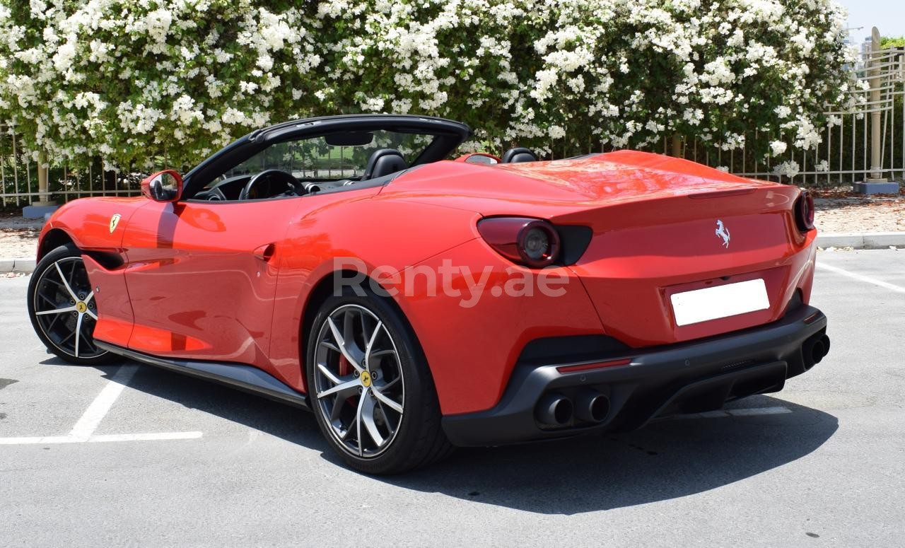 Rouge Ferrari Portofino en location à Abu-Dhabi 2