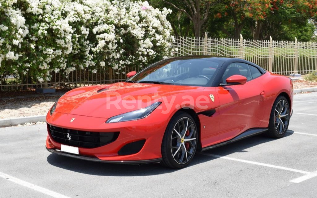 Rouge Ferrari Portofino en location à Dubai