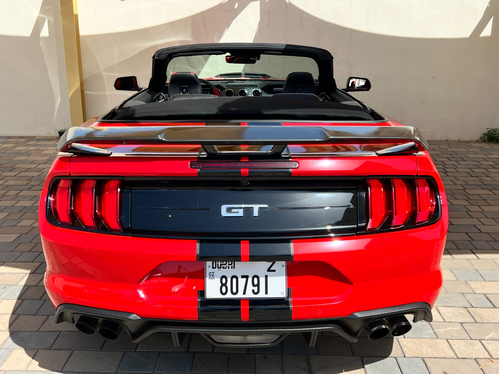 أحمر Ford Mustang V8 CONVERTIBLE GT500 SHELBY KIT للإيجار في دبي 5