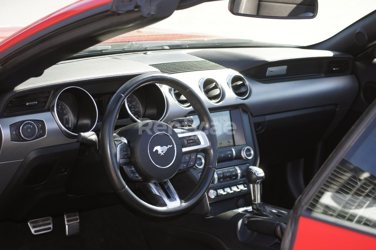 rojo Ford Mustang en alquiler en Dubai 4