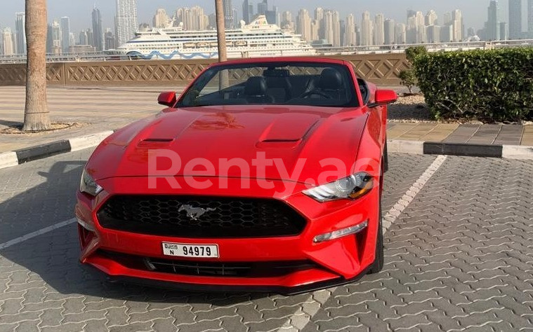 Rouge Ford Mustang cabrio en location à Sharjah