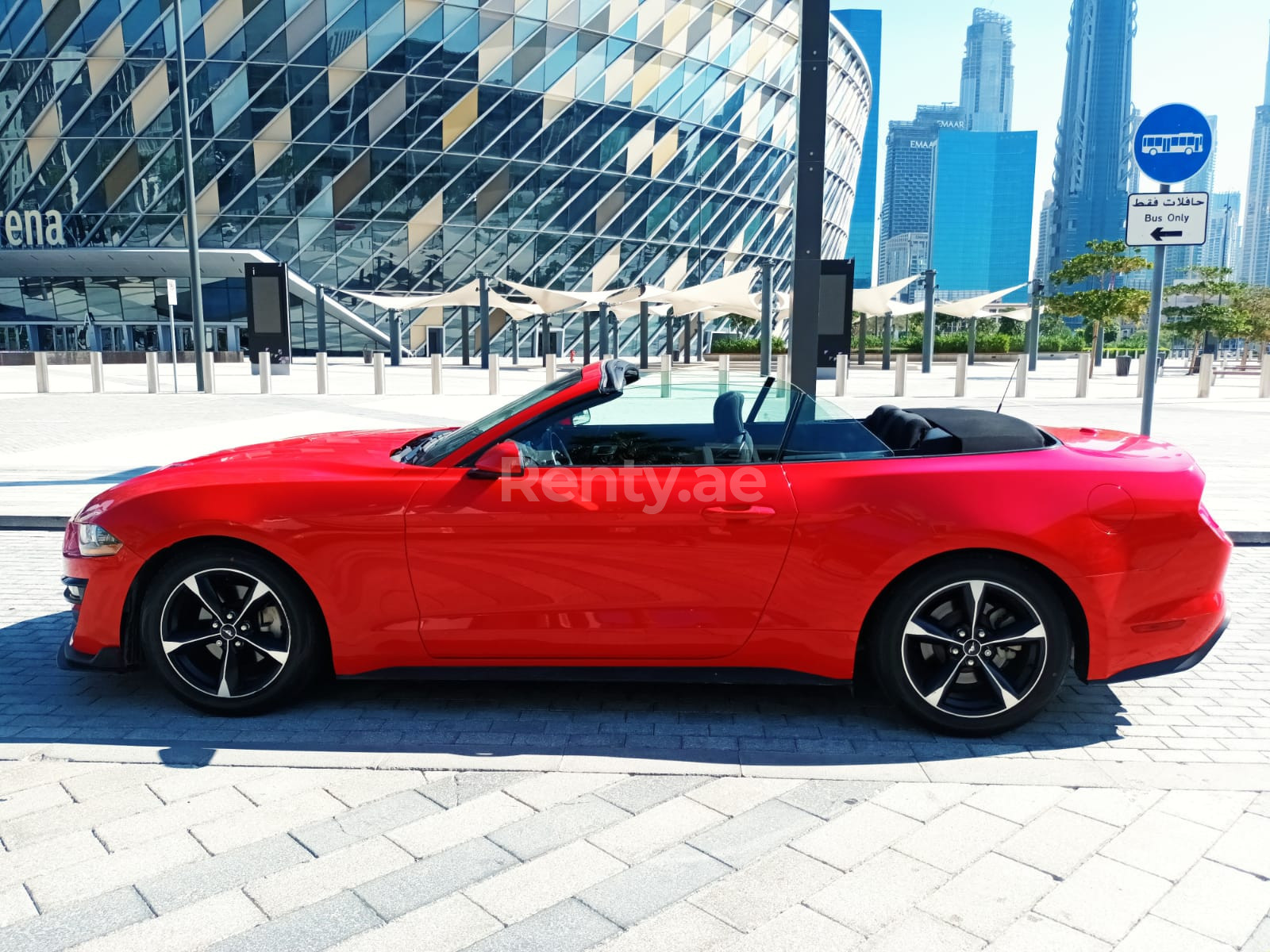 Rosso Ford Mustang in affitto a Abu-Dhabi 1