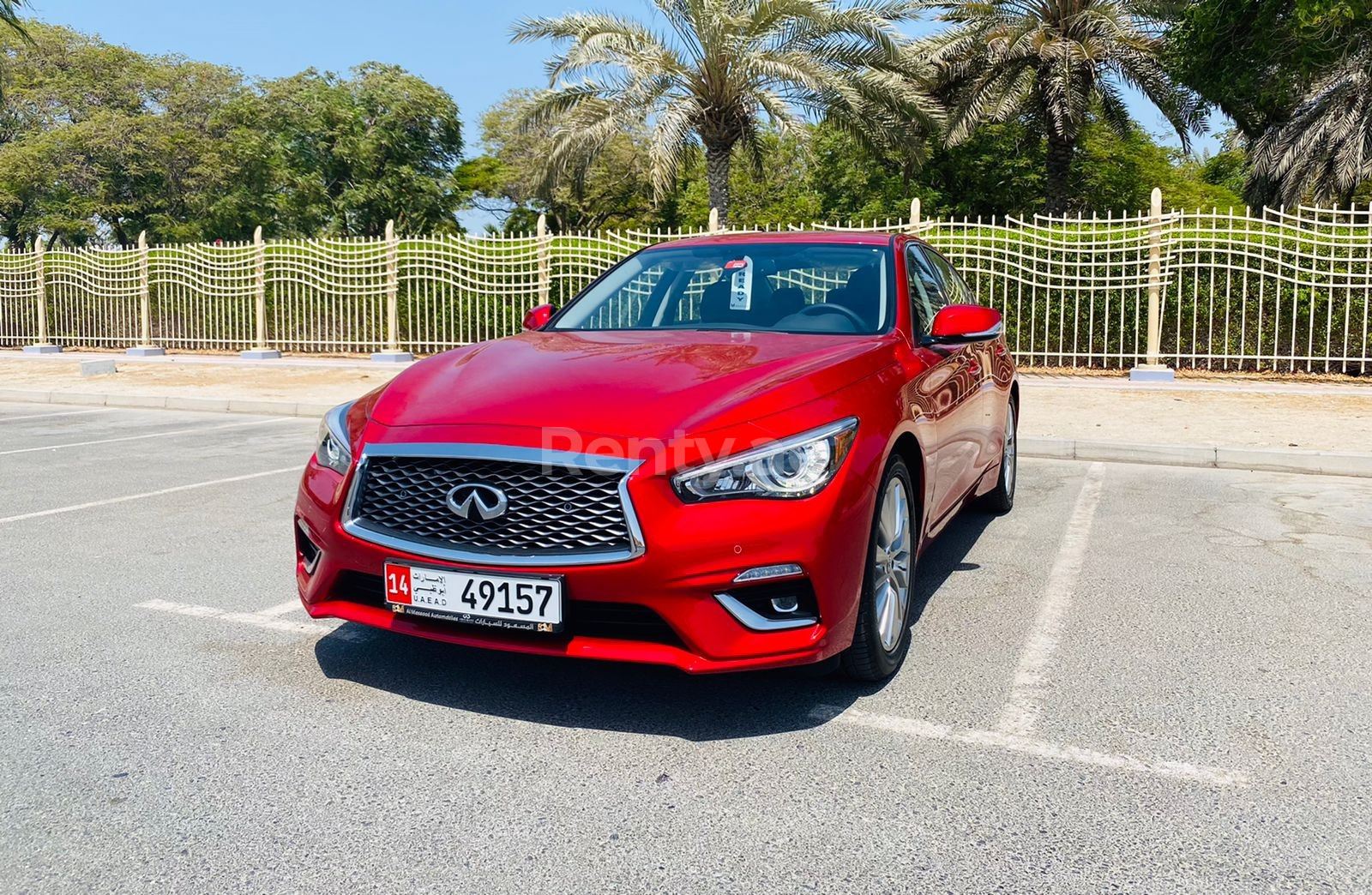 أحمر Infiniti Q Series للإيجار في دبي 2