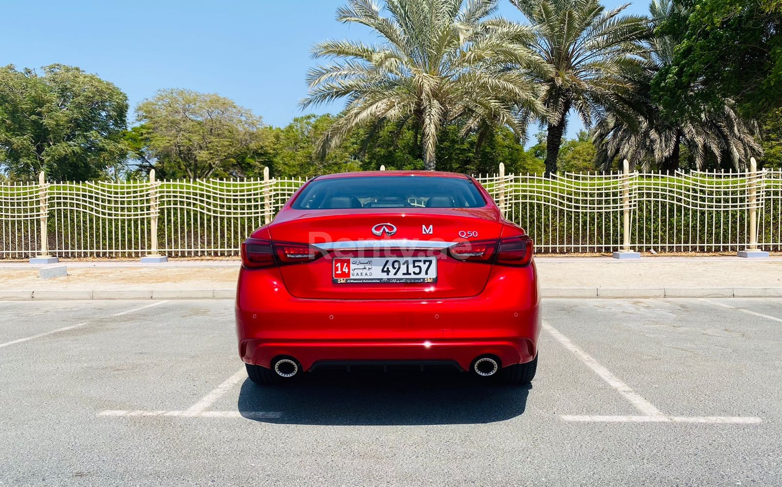 Rouge Infiniti Q Series en location à Abu-Dhabi 3