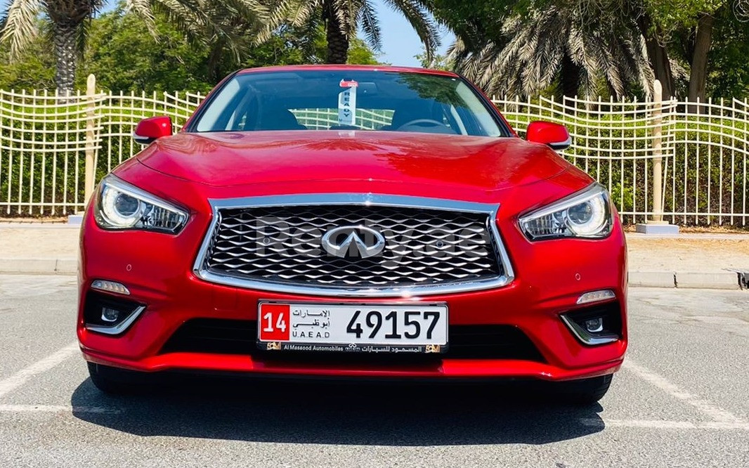 rojo Infiniti Q Series en alquiler en Abu-Dhabi