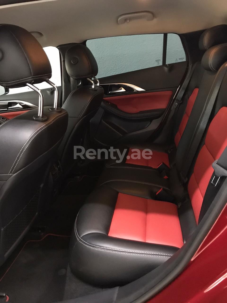 Rot Infiniti Q30 zur Miete in Sharjah 3