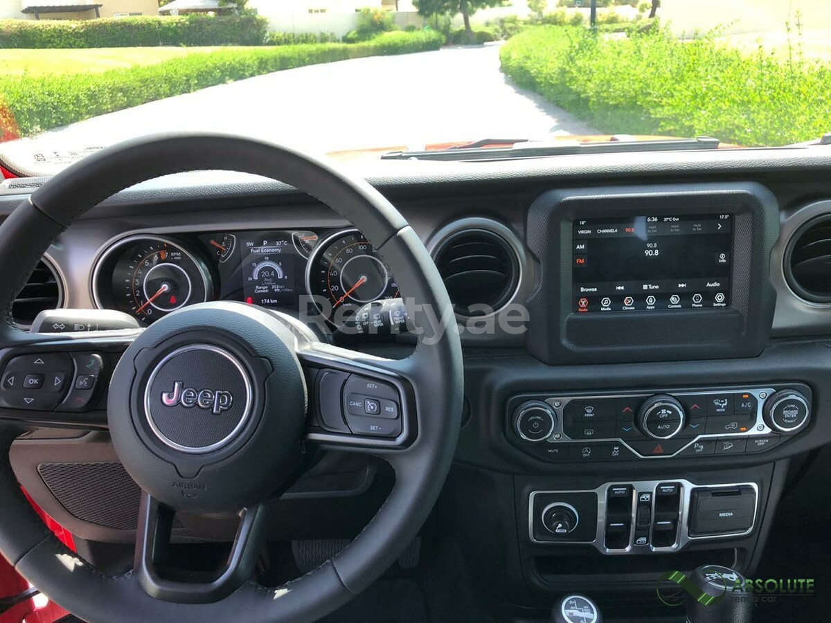 Rosso Jeep Wrangler in affitto a Sharjah 1