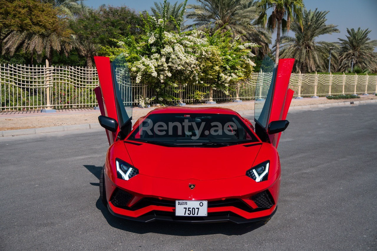 Rosso Lamborghini Aventador S in affitto a Dubai 1