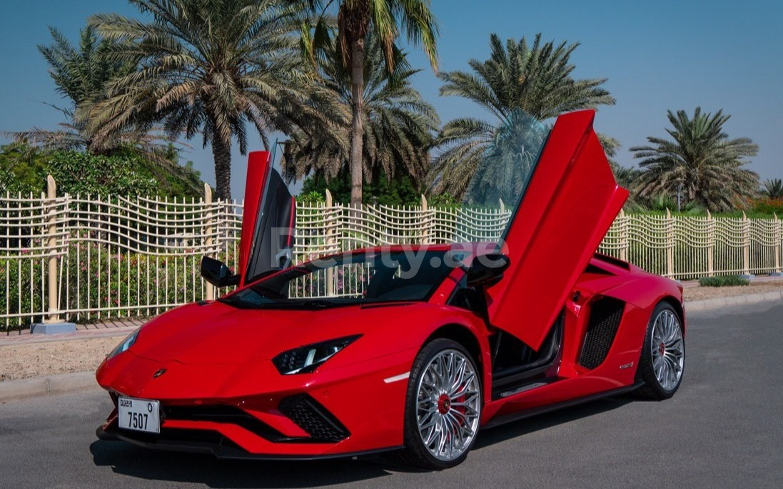 Rouge Lamborghini Aventador S en location à Sharjah