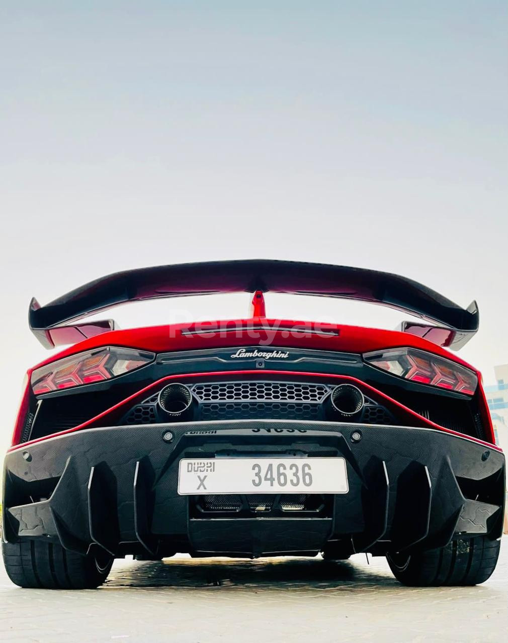 Rosso Lamborghini Aventador SVJ Spyder in affitto a Dubai 2