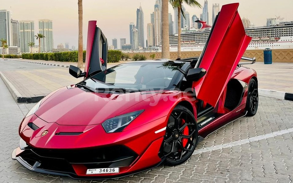 rojo Lamborghini Aventador SVJ Spyder en alquiler en Abu-Dhabi