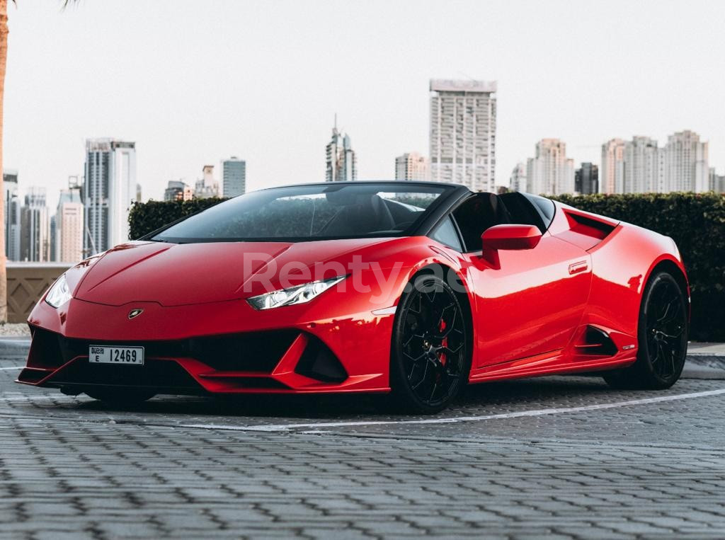 أحمر Lamborghini Evo Spyder للإيجار في دبي 0