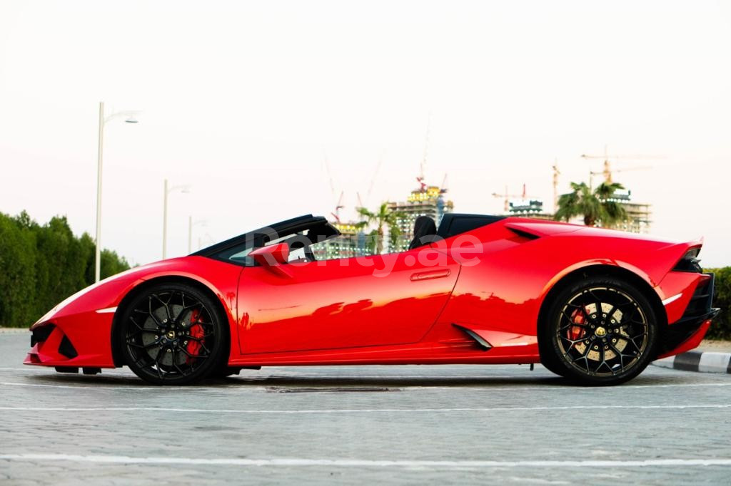 Rosso Lamborghini Evo Spyder in affitto a Abu-Dhabi 5