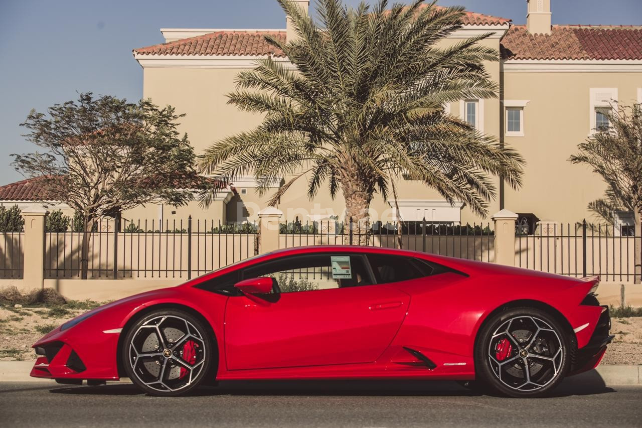 Rouge Lamborghini Huracan Evo Coupe en location à Sharjah 0