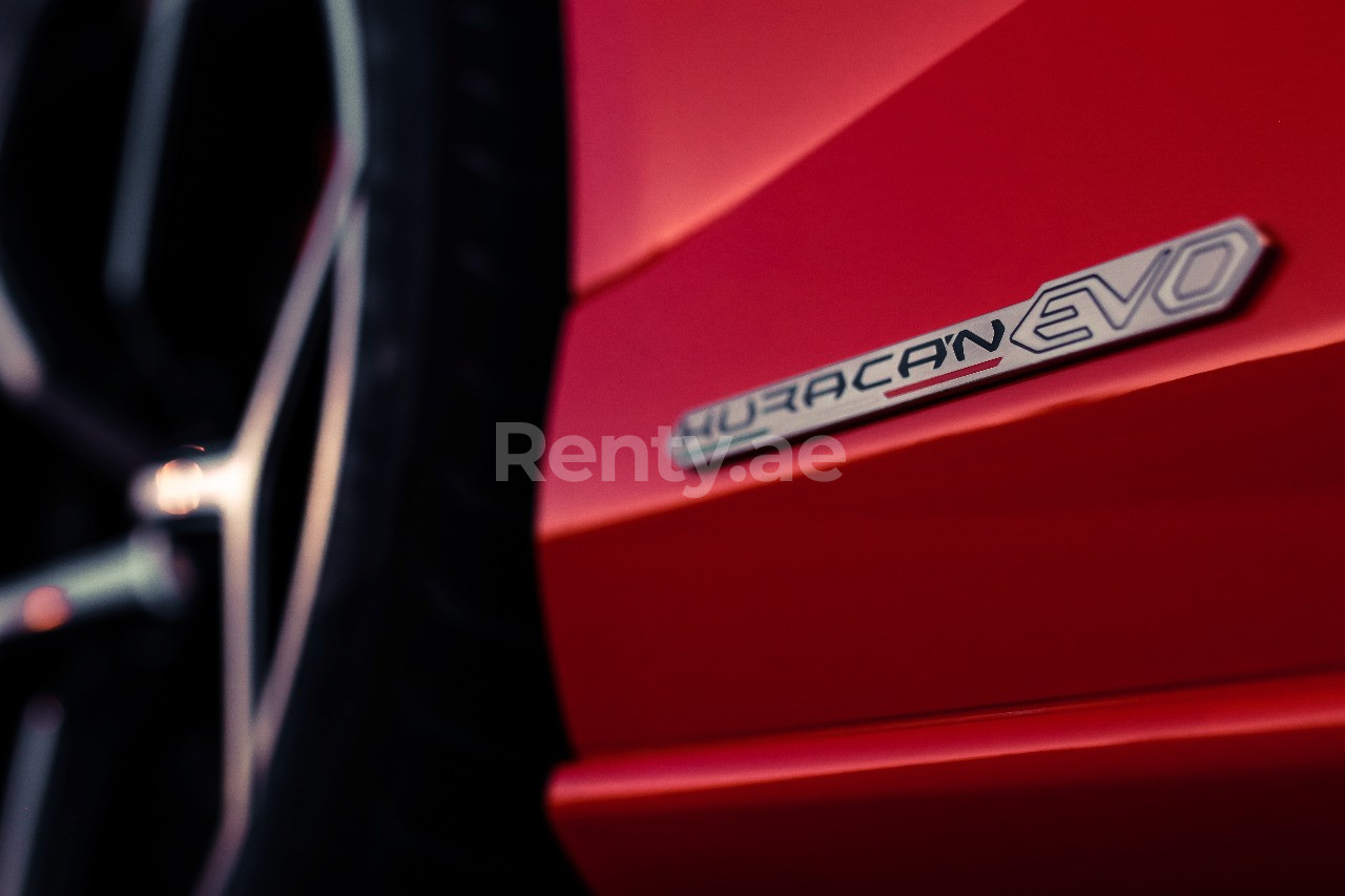 rojo Lamborghini Evo en alquiler en Dubai 5