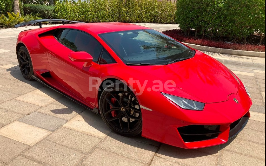 Rouge Lamborghini Huracan LP-610 en location à Sharjah