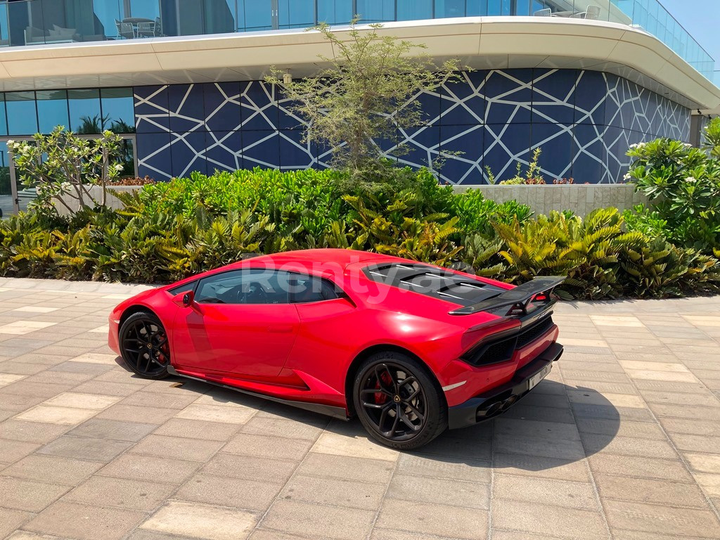 Rot Lamborghini Huracan LP-610 zur Miete in Sharjah 1