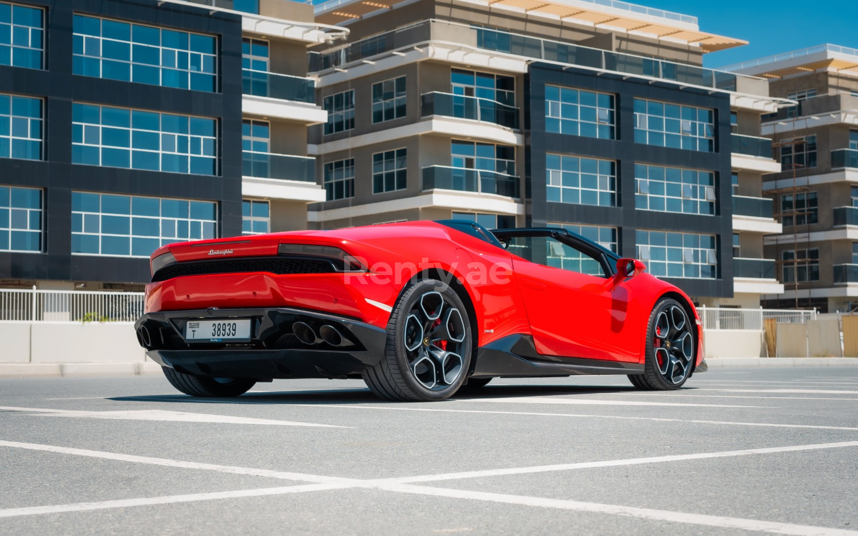 أحمر Lamborghini Huracan Spyder للإيجار في الشارقة 1