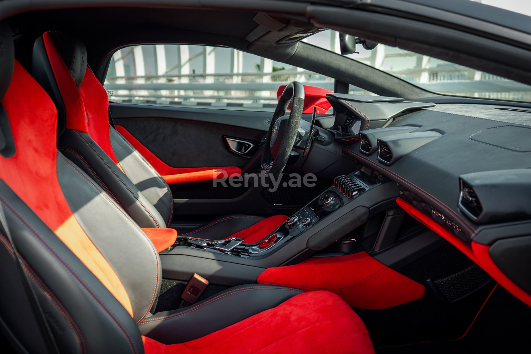 Rosso Lamborghini Huracan Spyder in affitto a Sharjah 5