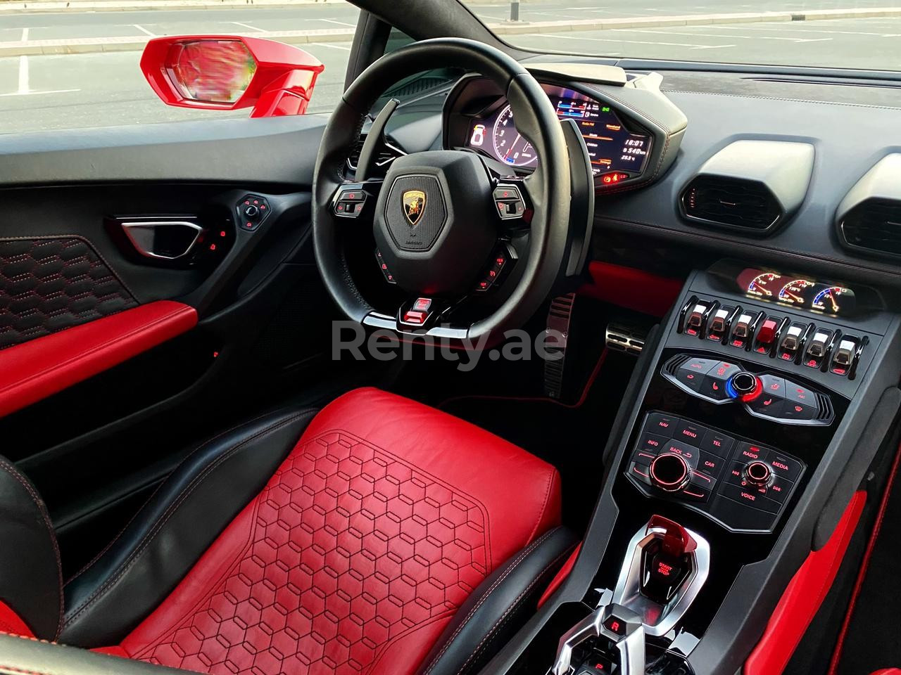 Rosso Lamborghini Huracan in affitto a Abu-Dhabi 5