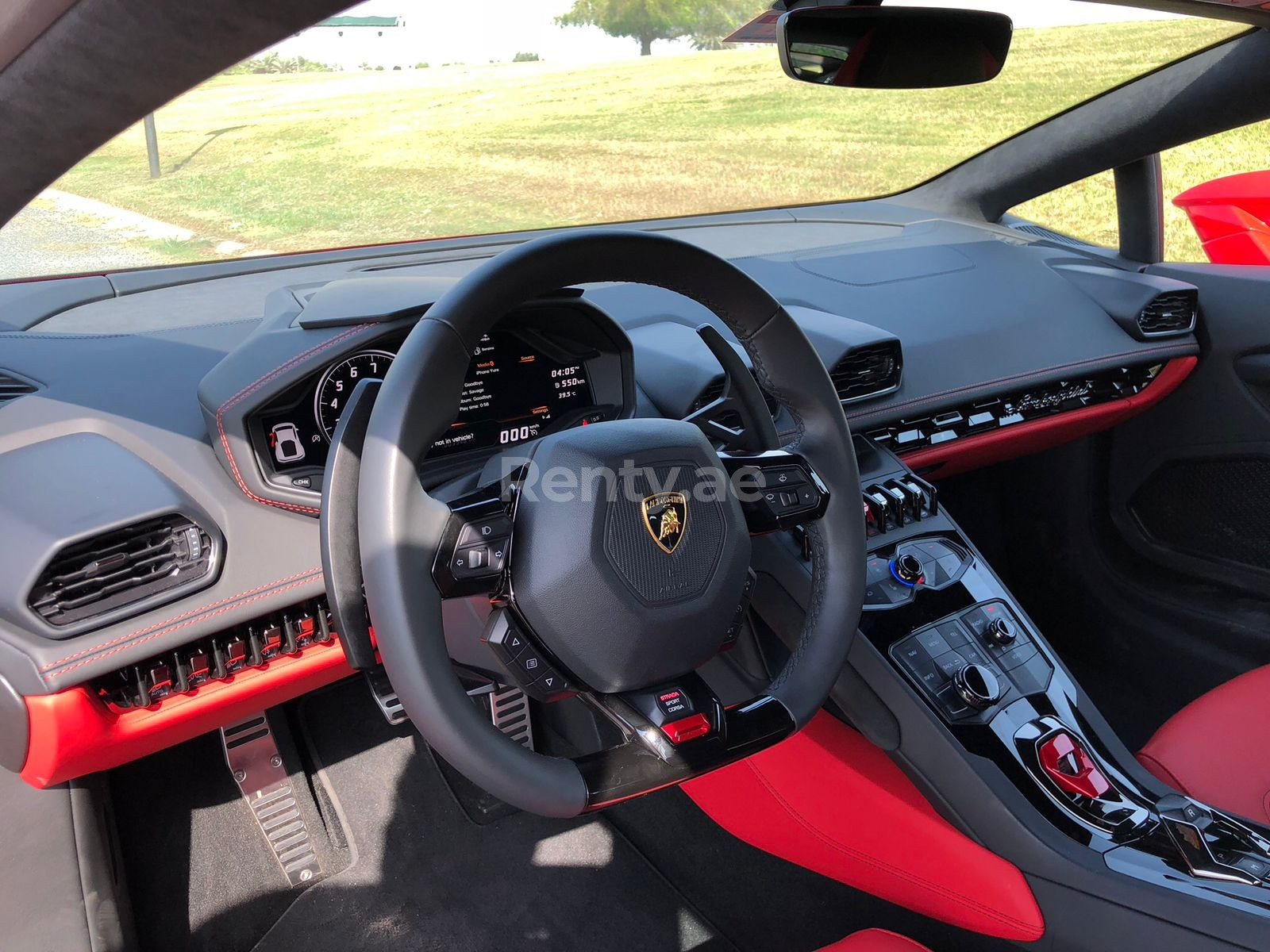 Rouge Lamborghini Huracan en location à Sharjah 4