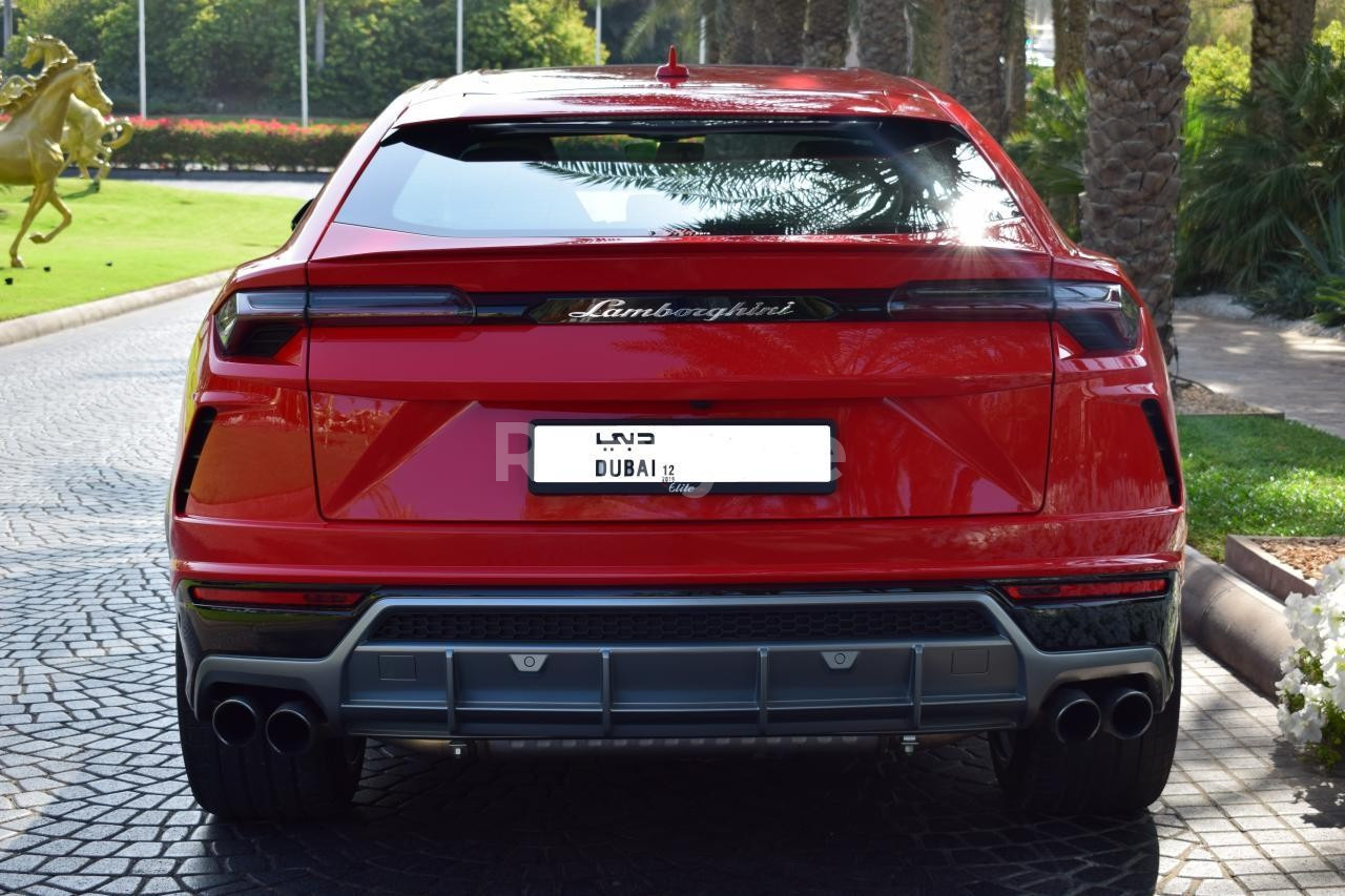 rojo Lamborghini Urus en alquiler en Sharjah 1