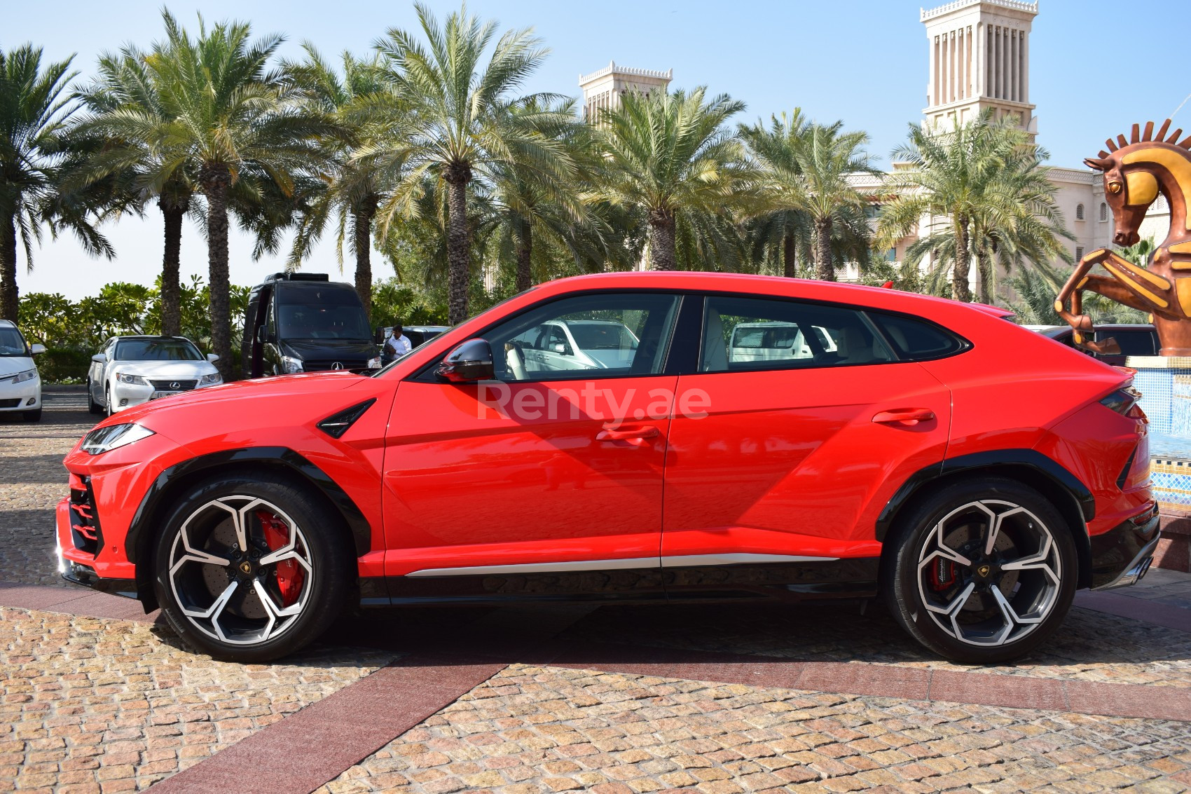 أحمر Lamborghini Urus للإيجار في دبي 2