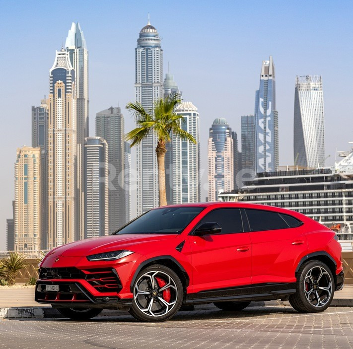 rojo Lamborghini Urus en alquiler en Sharjah 3