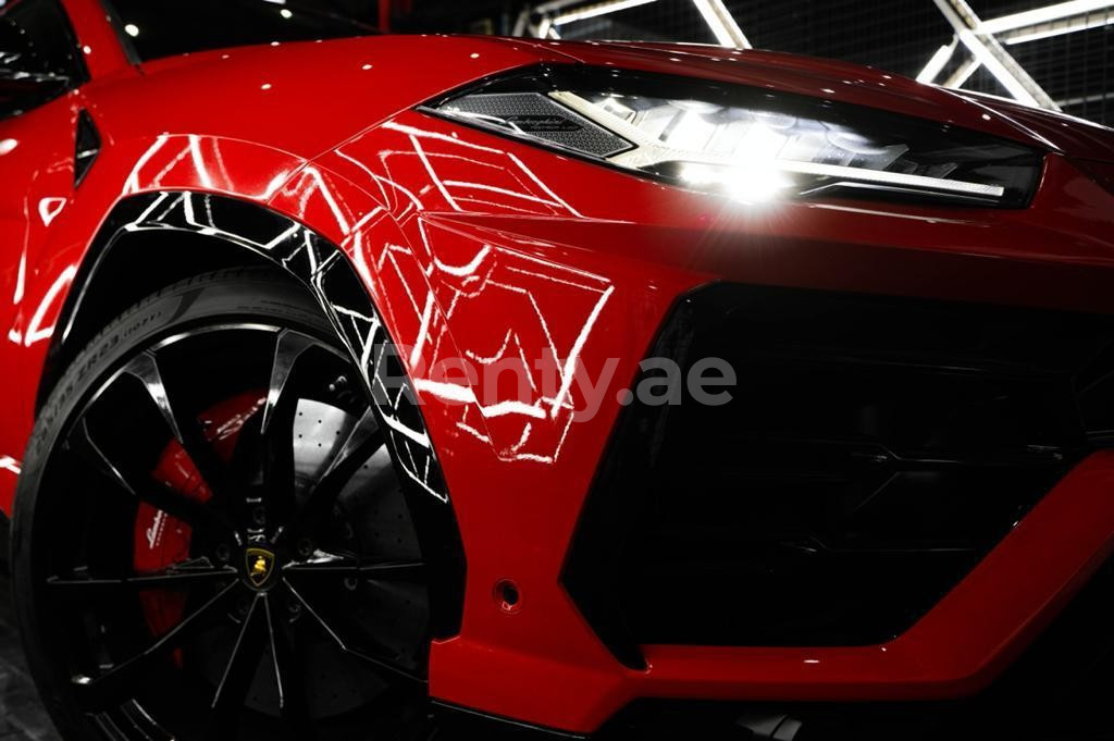 Rot Lamborghini Urus zur Miete in Sharjah 4