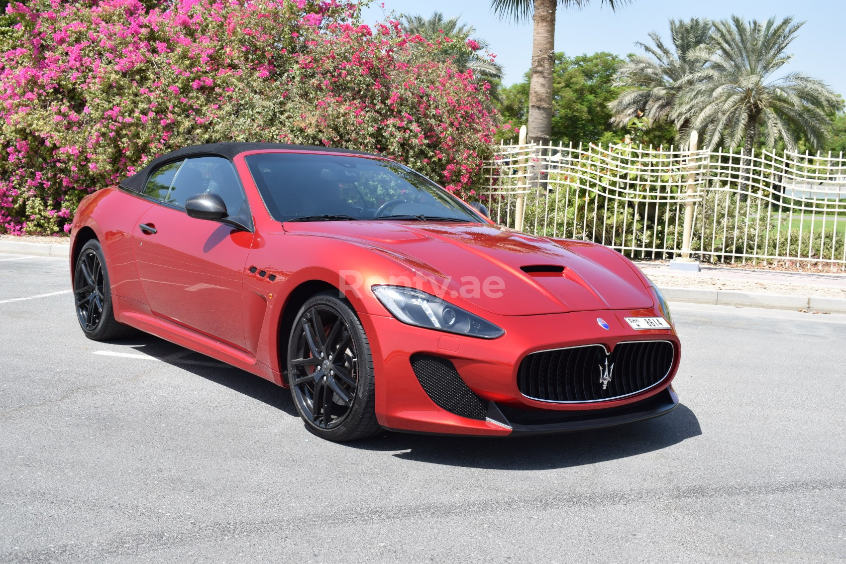 أحمر Maserati GranCabrio للإيجار في أبو ظبي 0