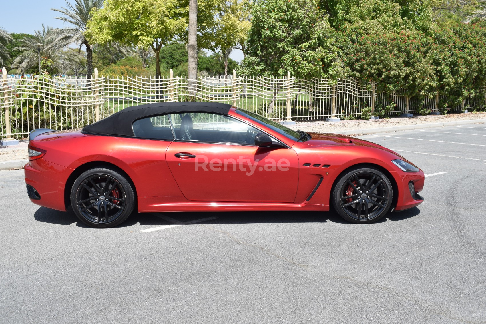 rojo Maserati GranCabrio en alquiler en Abu-Dhabi 2