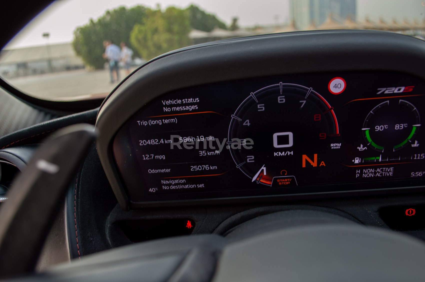 Rouge McLaren 720 S Spyder en location à Sharjah 6