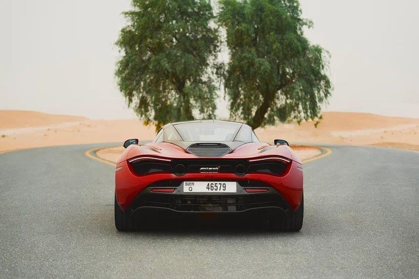 Rot McLaren 720 S zur Miete in Dubai 3