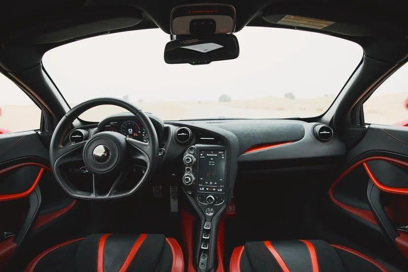 Rouge McLaren 720 S en location à Sharjah 5