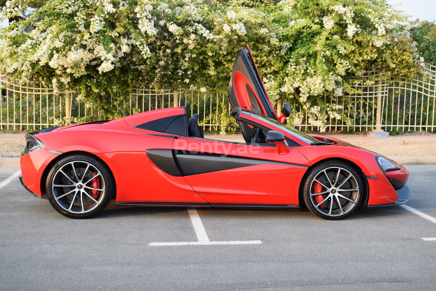 Rosso McLaren 570S in affitto a Dubai 2