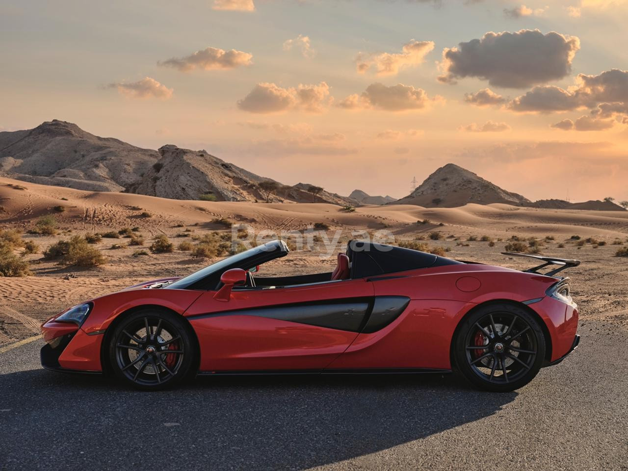 Rosso McLaren 570S in affitto a Abu-Dhabi 3