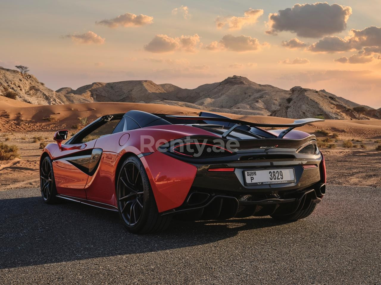 Rot McLaren 570S zur Miete in Sharjah 6