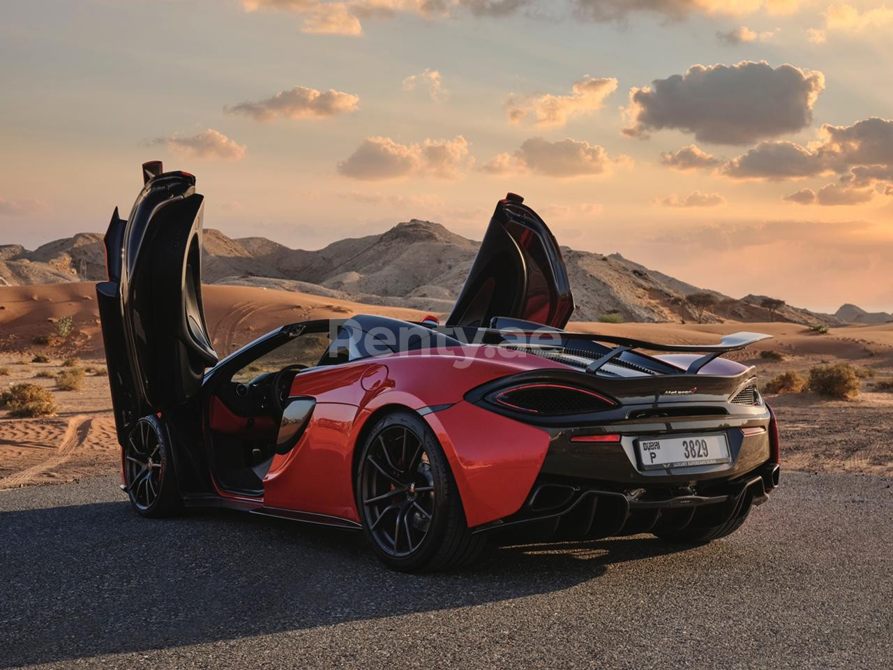 Rosso McLaren 570S in affitto a Abu-Dhabi 8