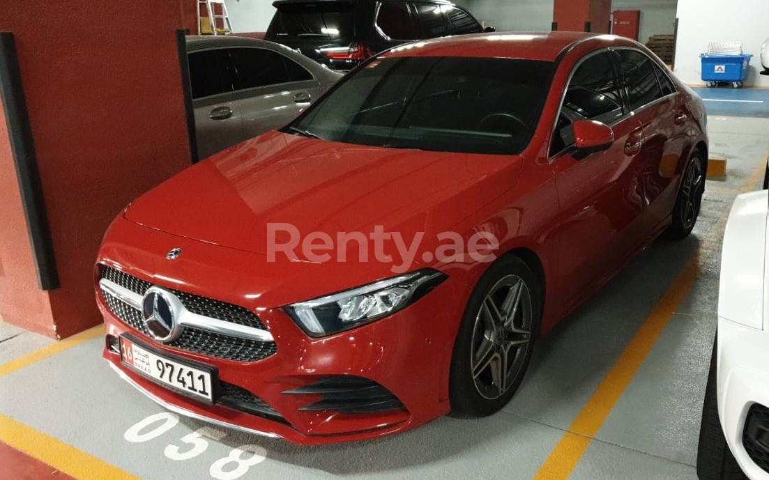 أحمر Mercedes A200 Class للإيجار في دبي